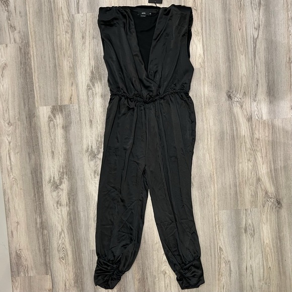 NWT GSTQ Black Satin Jumpsuit Sleeveless V Neck Ruched Ankle Crop Size XL - Picture 1 of 8